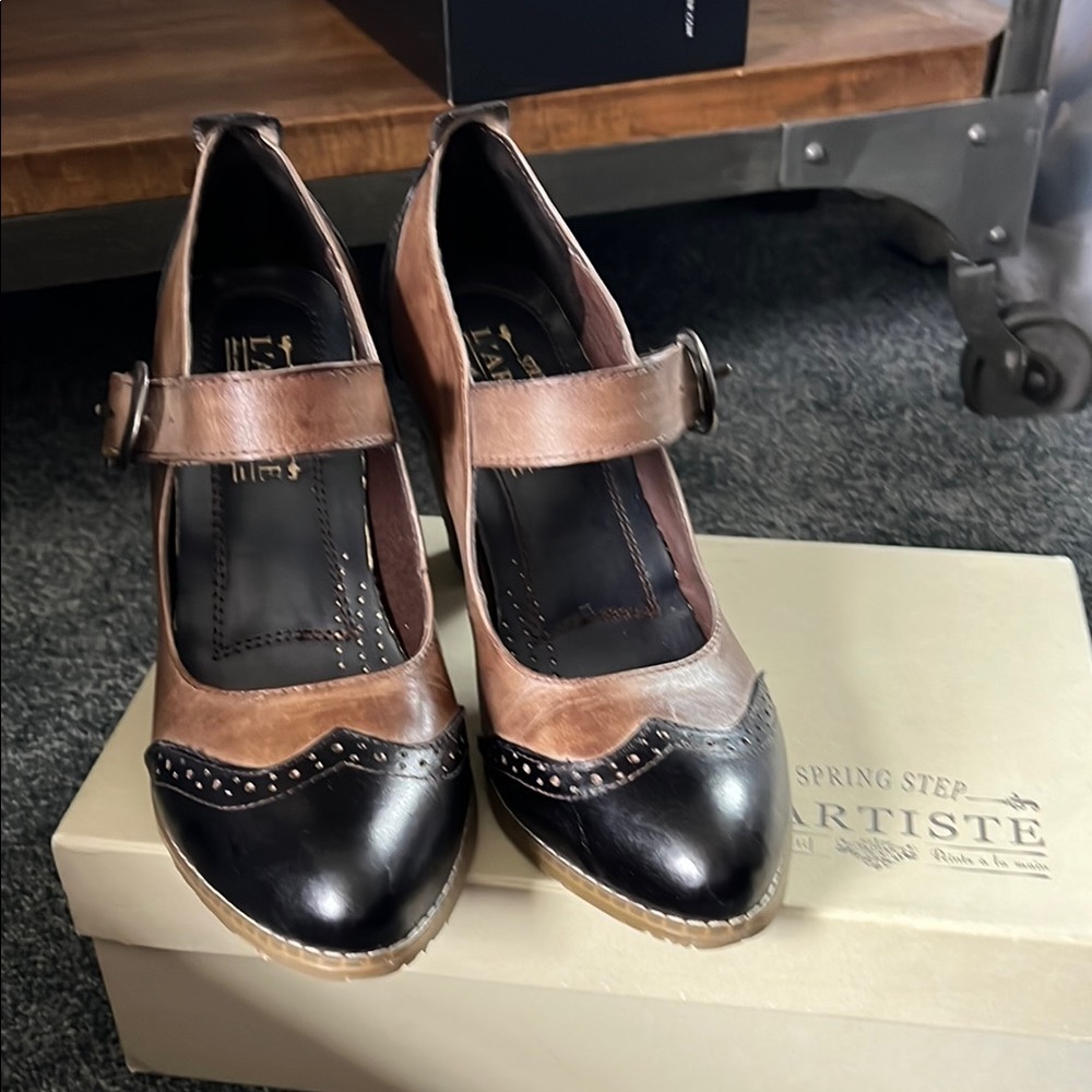 L'Artiste by Spring Step Black Shoes